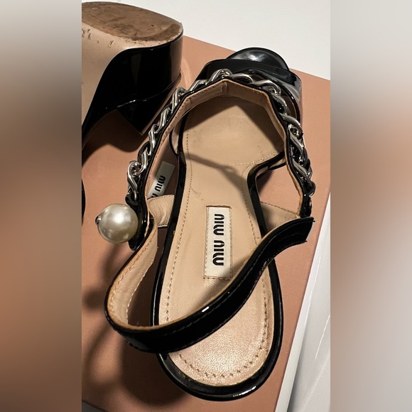 MIU MIU Platforms - Black Patent Leather Sandals with pearl and silver chain - Picture 7 of 14
